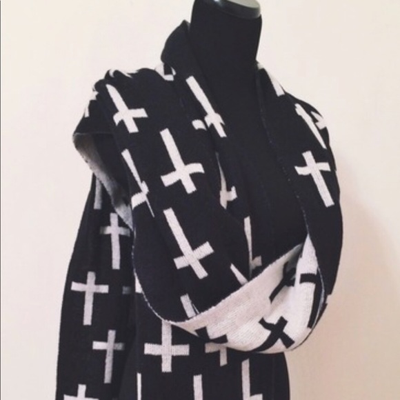 Forever 21 Reversible Cross Pattern Scarf - Picture 7 of 7